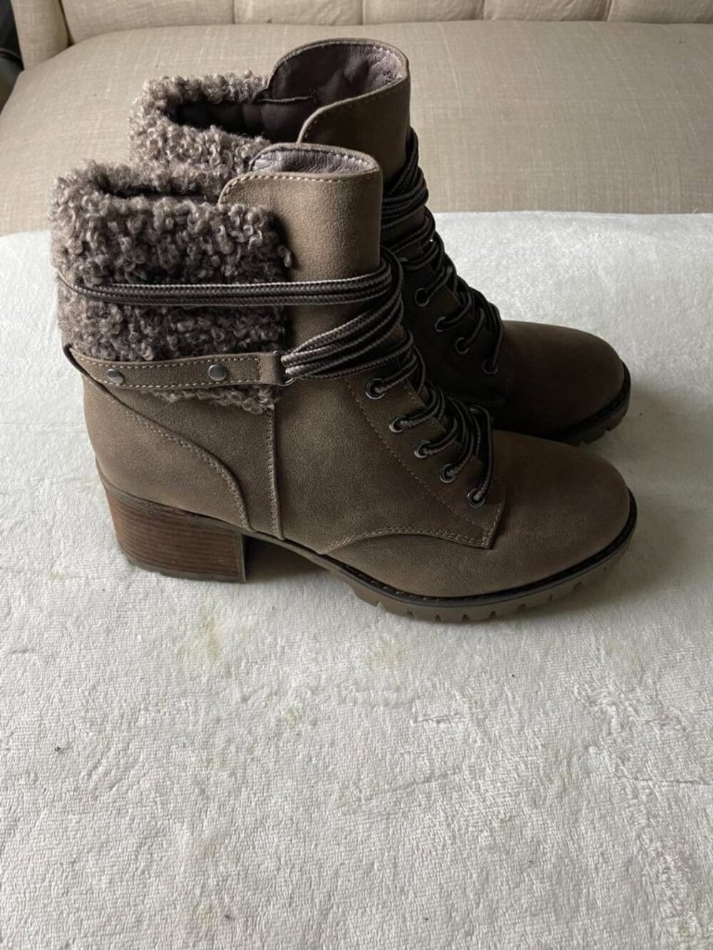 EUC Very G Olivia Sherpa Accent Lace Up Ankle Combat Booties size 8.5